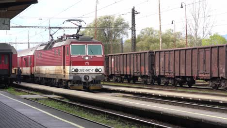 Exterior-view-of-electric-locomotive-train-in-station,-Prague,-Czech-Republic,-day