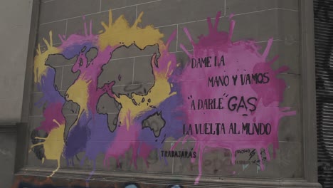 Graffiti-Colorido-Del-Mapa-Del-Mundo-En-La-Pared-De-Ladrillo