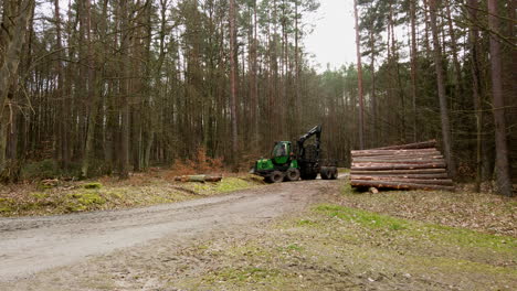 Forstfahrzeug-Mit-Kran-Und-Anhänger-Fährt-In-Den-Wald