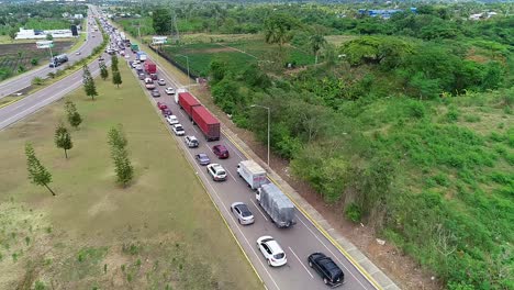 Vista-Aérea-Sobre-Una-Cola-De-Vehículos,-Atasco-De-Tráfico-Debido-A-Un-Accidente,-En-Brasil,-América---Dolly,-Tiro-De-Drones