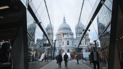 st-pauls-cathedral-from-one-new-change-shopping-center-crowd-wearing-masks-covid-19
