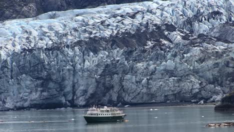 Kayaks-coming-back-to-the-big-boat-in-front-of-the-glacier-in-Glacier-Bay-National-Park,-Alaska