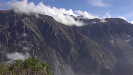 Pan-Derecha-Mujeres-Peruanas-Vendiendo-Ropa-Para-Revelar-El-Paisaje-Del-Valle-Montañoso