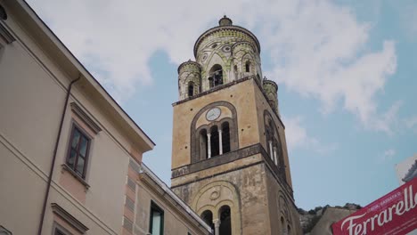 Campanario-Del-Duomo-Di-Amalfi,-Iglesia-Católica-En-El-Centro-De-La-Ciudad-De-Amalfi,-Italia