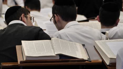 Un-Estudiante-De-La-Escuela-Religiosa-Judía-Yeshivá-Explicando-El-Texto-A-Su-Amigo