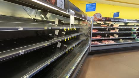 Una-Mujer-Se-Frustra-Con-La-Sección-De-Carne-Completamente-Vacía-De-Un-Supermercado-Local-En-Ottawa,-Ontario-Canadá-Durante-El-Brote-De-Coronavirus-Covid-19