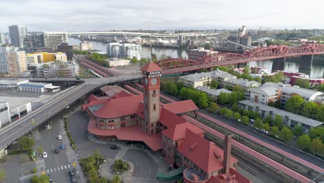 Historische-Luftaufnahmen,-Die-Die-Portland-Union-Station-Umkreisen,-Sind-Aufgrund-Von-Covid-19-Leer