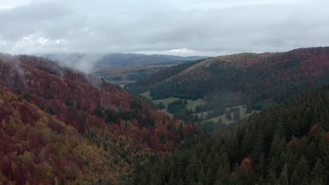 Bergketten-Mit-Dickicht-Herbstfarben-In-Rumänien-Während-Eines-Dunstigen-Morgens