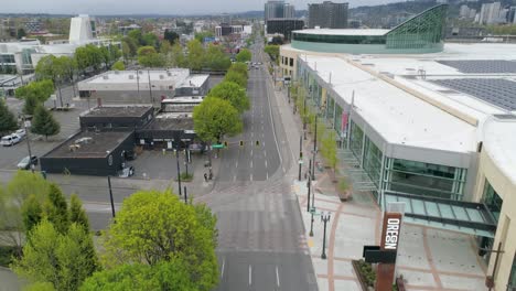 Imágenes-Aéreas-Históricas-Del-Centro-De-Convenciones-De-Oregon-Con-Calles-Vacías-Debido-A-La-Pandemia-Del-Covid-19