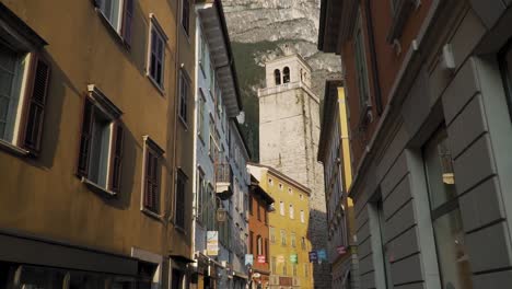 Riva-del-Garda-city-downtown-on-sunny-summer-morning,-Trentino,-Italy