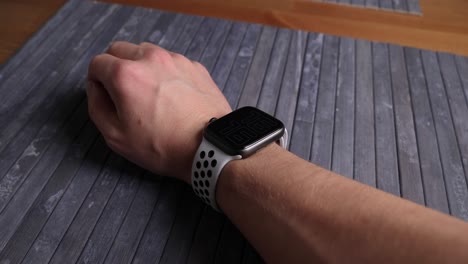 Mann-Reinigt-Sein-Apple-Watch-Gerät-Mit-Einem-Desinfektionstuch