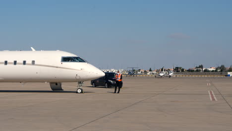 Bodenpersonal-Des-Flughafens-Trägt-Während-Der-Corona-Virus-Krise-Mundschutz,-Flughafen-Marrakesch