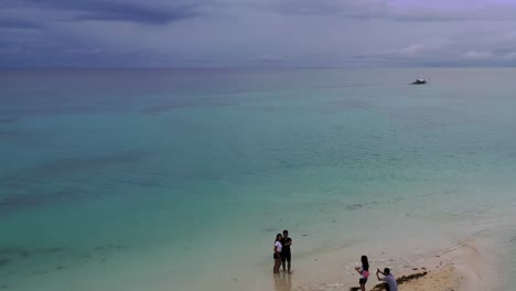 Familie-Fotografiert-An-Einem-Ruhigen-Nachmittag-Am-Kota-Strand-Auf-Der-Insel-Bantayan,-Luftüberflugaufnahme