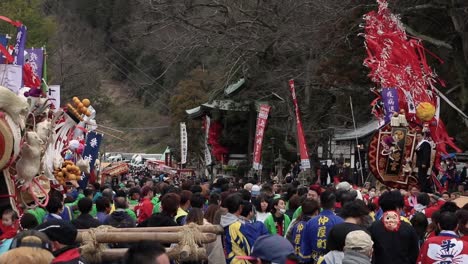 Schwenk-über-Massen-Von-Japanern-Beim-Sagicho-Matsuri-Float-Festival