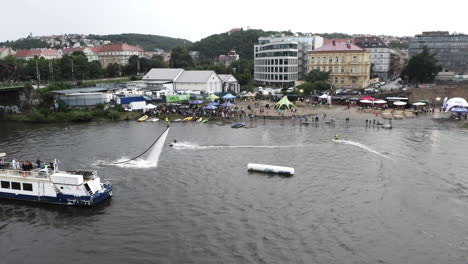 Luftaufnahme-Von-Surfern,-Die-Stunts-Bei-Einem-Jetsurf-Wettbewerb-In-Prag-Ausführen,-Extreme-Sommersportarten