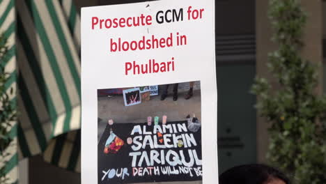 Auf-Einem-Plakat-Mit-Der-Aufschrift-„Verfolgen-Sie-GCM-Wegen-Blutvergießens-In-Phulbari“-Anlässlich-Eines-Protests-Zum-14.-Jahrestag-Von-Drei-Toten-Während-Demonstrationen-In-Phulbari,-Bangladesch