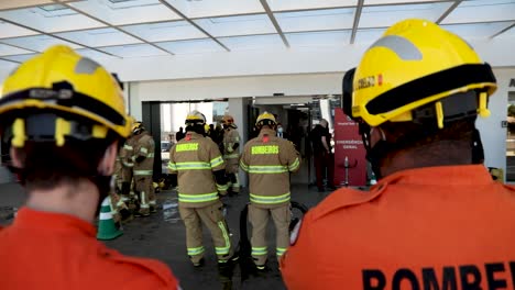 Feuerwehrleute-Reagieren-Auf-Einen-Brand-In-Einem-Covid-19-behandlungskrankenhaus-In-Brasilia,-Brasilien