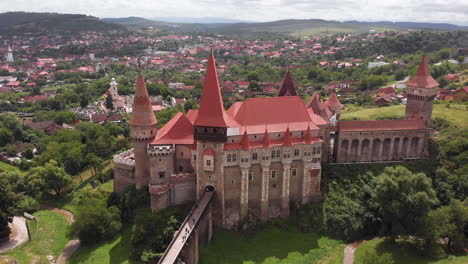 Dramatic-aerial-of-Castelul-Corvinilor,-Corvin-Castle