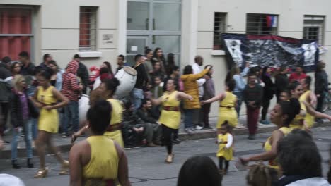 Frauen-Führen-Lamadas-In-Den-Straßen-Von-Montevideo,-Uruguay-Auf