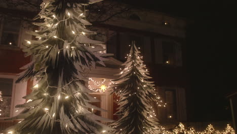 Adornos-De-árboles-De-Navidad-De-Madera-Fuera-De-Una-Casa-Elaboradamente-Decorada,-Cámara-Lenta