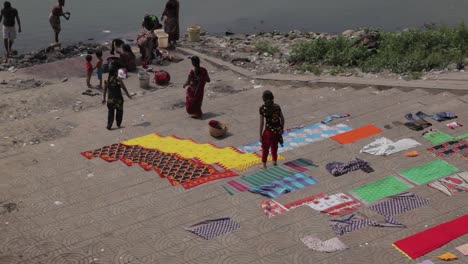 Mujeres-Secando-Saris-En-Pasos-Al-Lado-Del-Río-Surma-En-Sylhet-En-Bangladesh