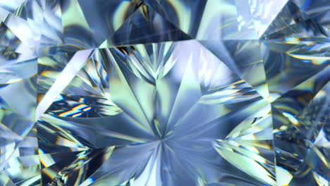 Nahaufnahme-Der-Flächen-Eines-Rotierenden-Diamanten,-Die-Die-Brechungs--Und-Dispersionseffekte-Zeigt