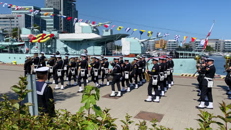El-Desfile-De-La-Orquesta-Naval-Militar-En-Gdynia,-Marcha-En-El-Bulevar-Por-El-Barco-Orp-Blyskawica