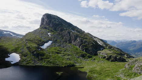 Cinematic-aerial-shot-of-Storehorn-Peak-in-Hemsedal,-Norway