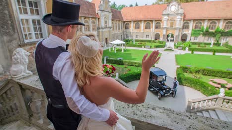 Wedding-Couple-Waving-From-Balcony-At-Statenberg-Castle