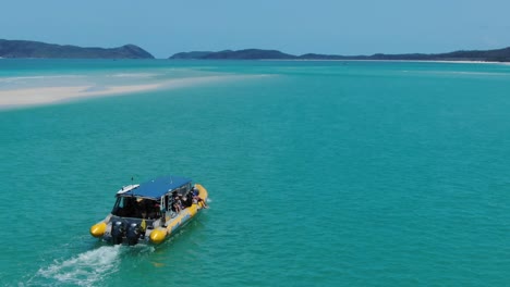 Luftdrohnenperspektive-Eines-Schlauchboots-Mit-Touristen-An-Bord
