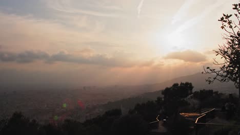 Panoramablick-Auf-Die-Stadt-Barcelona-Im-Zeitraffer-Vom-Aussichtspunkt-Bei-Sonnenuntergang-Mit-Schnell-Ziehenden-Wolken