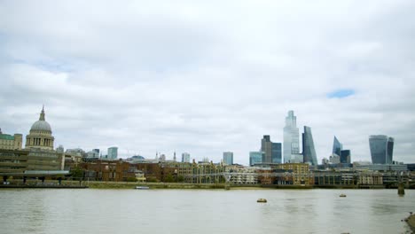 Londoner-Themse-Mit-Der-St.-Paul&#39;s-Cathedral-Und-Anderen-Wolkenkratzern-Im-Hintergrund,-Zeitraffer-Im-Zentrum-Von-London