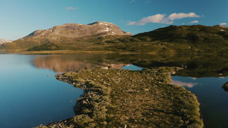 Malerische-Landschaft-Des-Vavatnet-Sees-Mit-Blauem-Himmel-Im-Hintergrund-In-Hydalen,-Hemsedal,-Norwegen