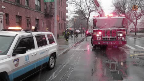 Feuerwehrleiter-Und-Kegelförmiges-Fahrzeug-Am-Unfallort-Mit-Verschneitem-Stromkabel-–-Totale