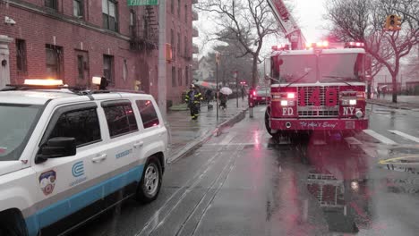 Escalera-De-Bomberos-Y-Vehículo-Cónico-En-La-Escena-Del-Accidente-Del-Cable-De-Alimentación-Nevado---Plano-General