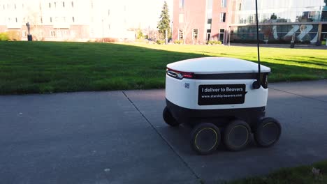 Un-Robot-Autónomo-De-Nave-Estelar-Con-Una-Entrega-En-El-Campus-De-La-Universidad-Estatal-De-Oregon