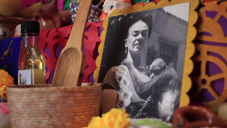 Ofrenda-De-Dia-De-Muertos-En-Mexico-Con-Una-Foto-De-Frida-Kahlo-En-El-Fondo