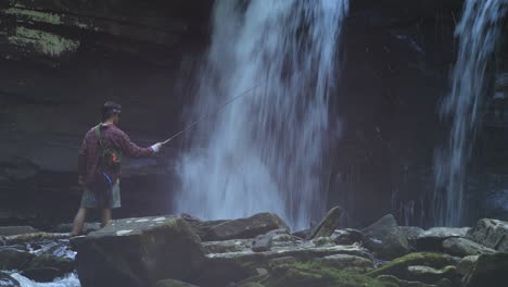 Un-Pescador-Arroja-Su-Caña-De-Pescar-Debajo-De-Las-Cataratas-De-Seneca,-Una-Gran-Cascada-Ubicada-A-Lo-Largo-De-Seneca-Creek,-Dentro-Del-área-Recreativa-Nacional-De-Spruce-Knob-seneca-Rocks-En-Virginia-Occidental