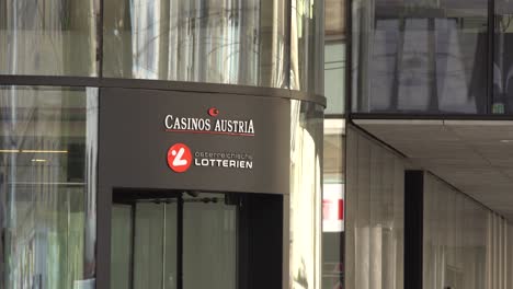 Entrada-De-La-Sede-De-Los-Casinos-De-Austria-Con-Logotipos-De-Cerca