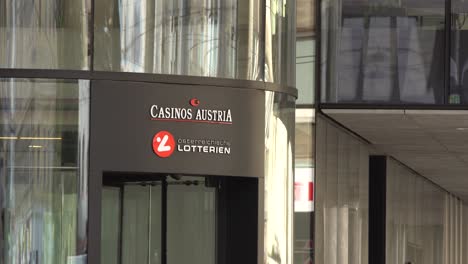 Eintrag-Zum-Hauptsitz-Der-Casinos-Österreich-Mit-Logos-Aus-Nächster-Nähe