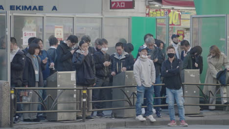 Camión-Pasado-Por-Personas-Fumando-En-El-área-Designada-Para-Fumadores-En-El-Cruce-De-Shibuya-Durante-Una-Pandemia-En-Tokio