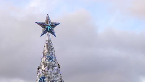 Cerrar-La-Estrella-Plateada-En-La-Parte-Superior-De-La-Atracción-Del-Gran-árbol-De-Navidad-Flotante