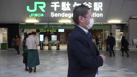 Hombre-De-Negocios-Con-Mascarilla-Pasando-Por-La-Estación-Sendagaya-Jr-En-Tokio,-Japón