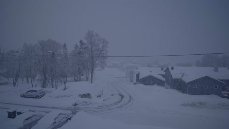Toma-Amplia-De-Tormenta-De-Nieve-En-Tromso-Durante-El-Frío-Día-De-Invierno