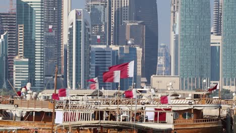Eine-Sammlung-Katarischer-Nationalflaggen,-Die-In-Der-Luft-Wehen