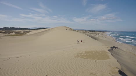 Tottori-Sakyu-Sand-Dunes-on-the-Sea-of-Japan,-Pan-Shot