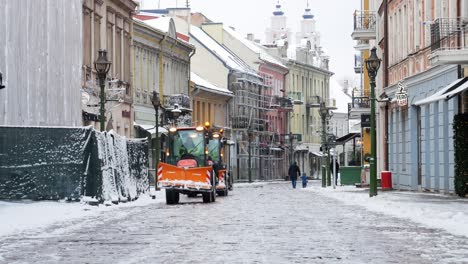 Kleine-Schneepflüge-Fahren-Durch-Den-Fußgängerweg-Der-Altstadt-Von-Kaunas