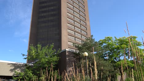 Puedes-Ver-El-Edificio-Completo-De-Radio-canda-Bajo-Un-Hermoso-Cielo-Azul