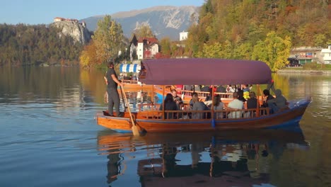 Pletna-boats-on-lake-Bled,-Slovenia