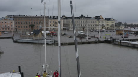 Paisaje-Urbano-Y-Muelle-Nevado-En-Helsinki-En-Invierno